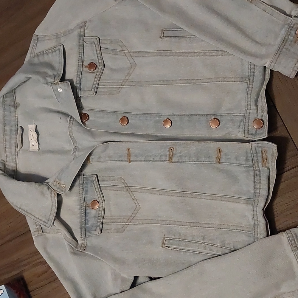 Light denim Jean jacket- large (fits more like a medium)